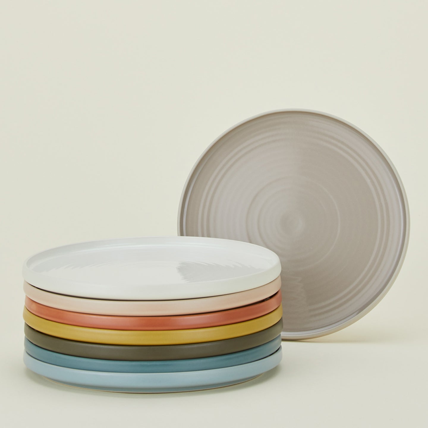 Essential dinner plate in various colors