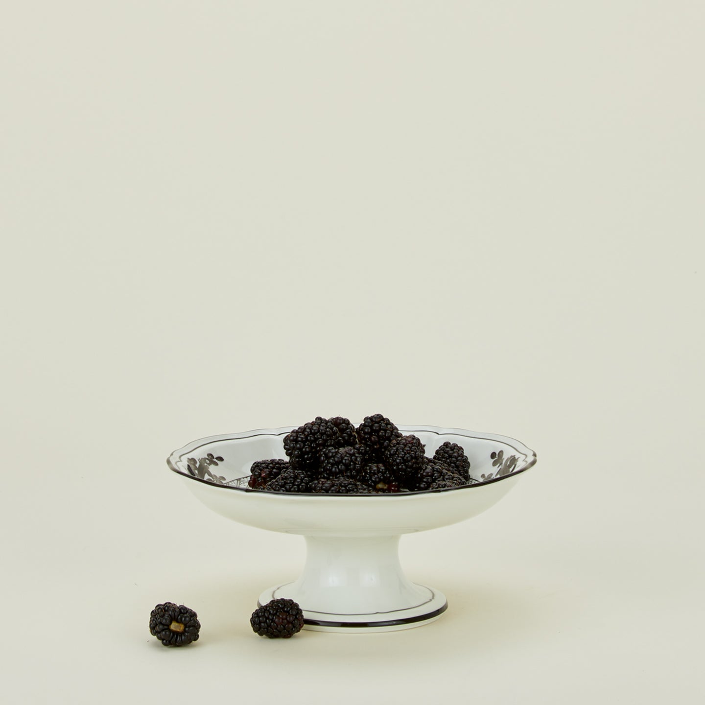Ginori fruit stand in albus with blackberries