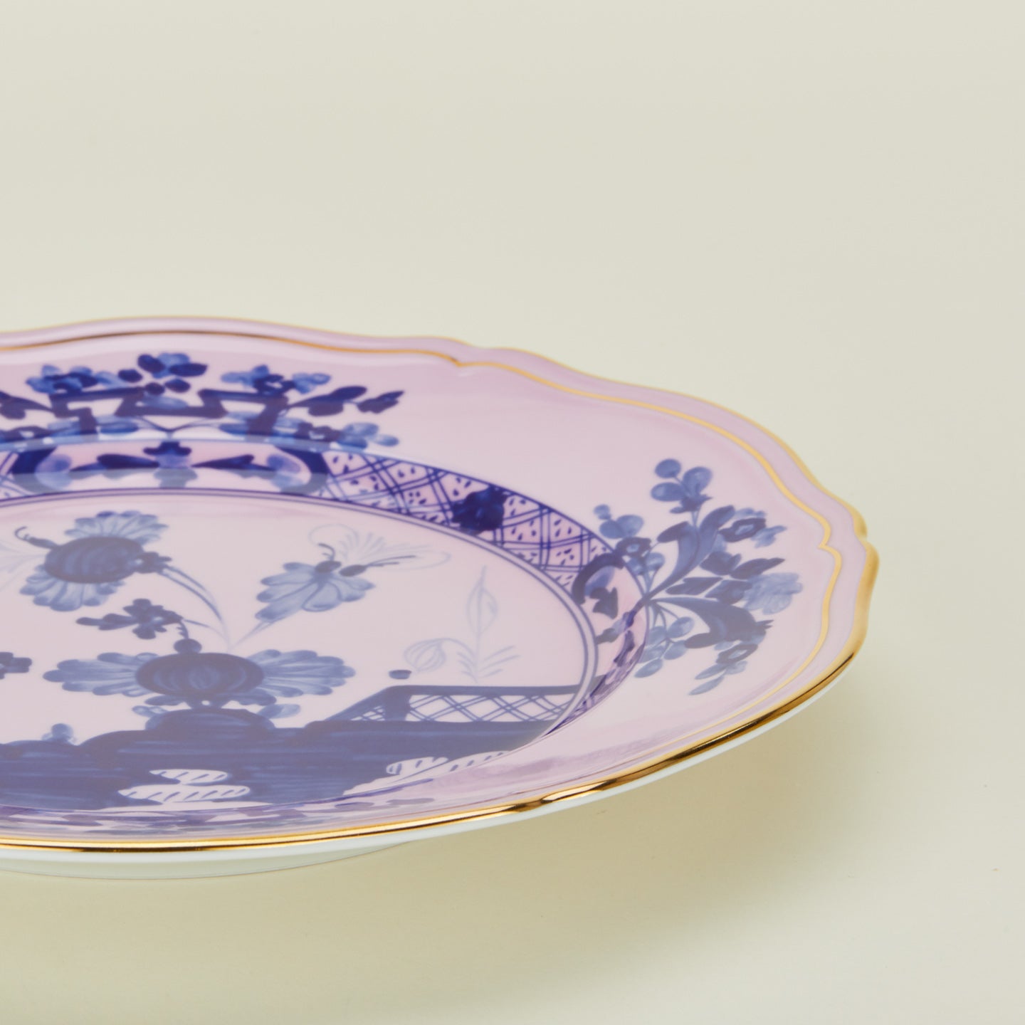 Ginori dinner plate in azalea detail