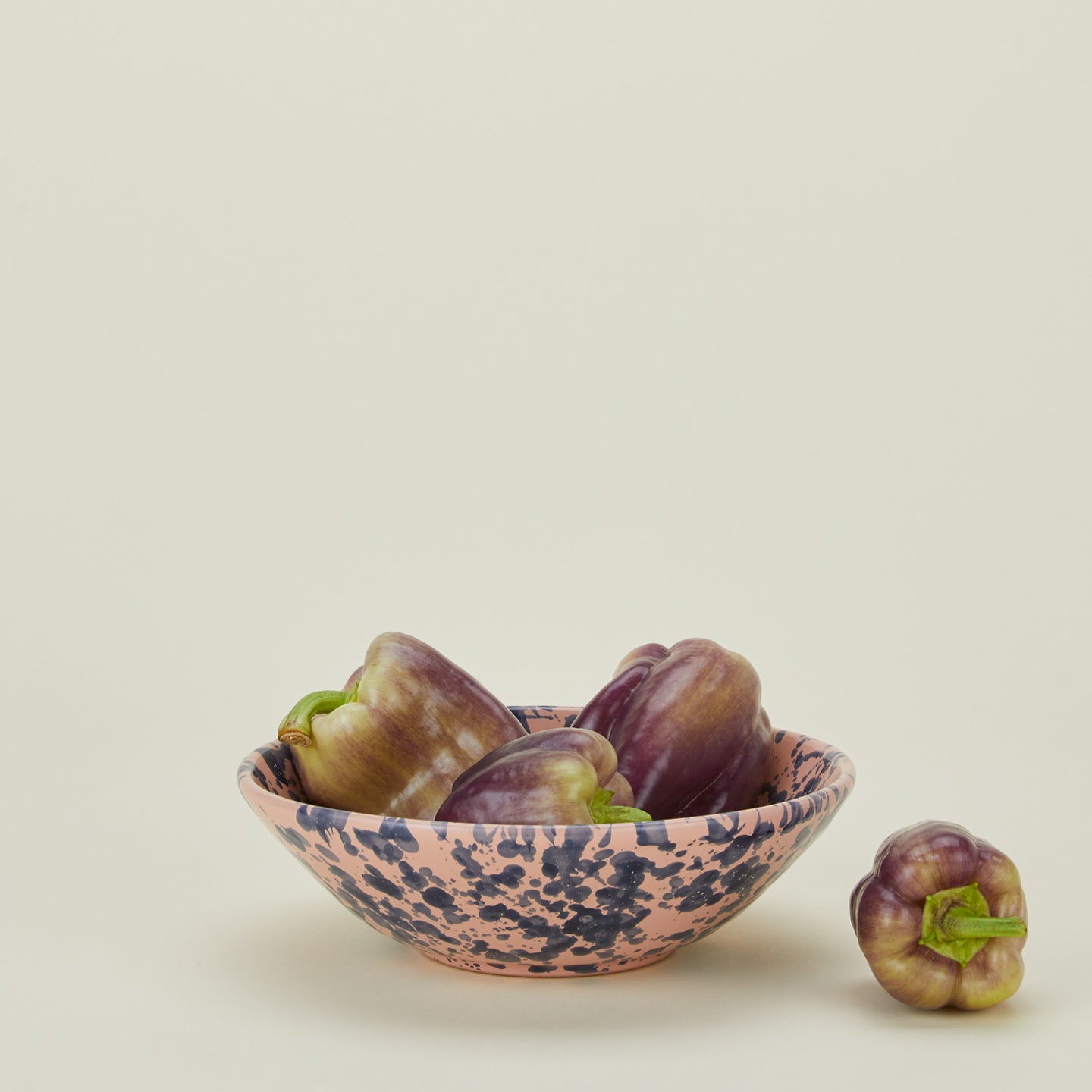 Splatter low bowl in pink and blue with peppers